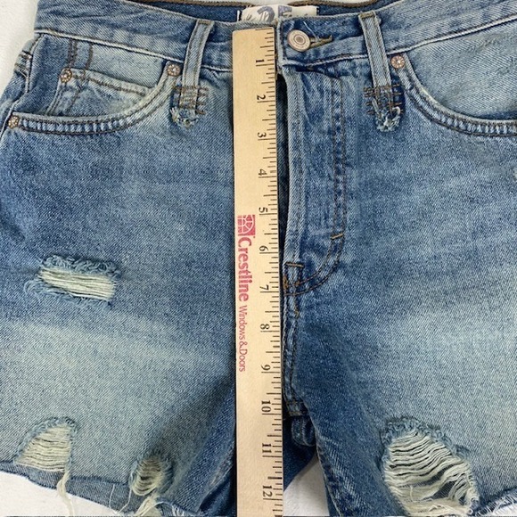Free People Loose Cannon Denim Shorts Distressed Raw Hem Button Fly Size‎ 25 - Picture 7 of 9